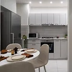 Modern 2br - Balcony Views On Blvd Corneliu Coposu Apartman