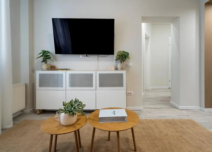 Modern 2br - Balcony Views On Blvd Corneliu Coposu